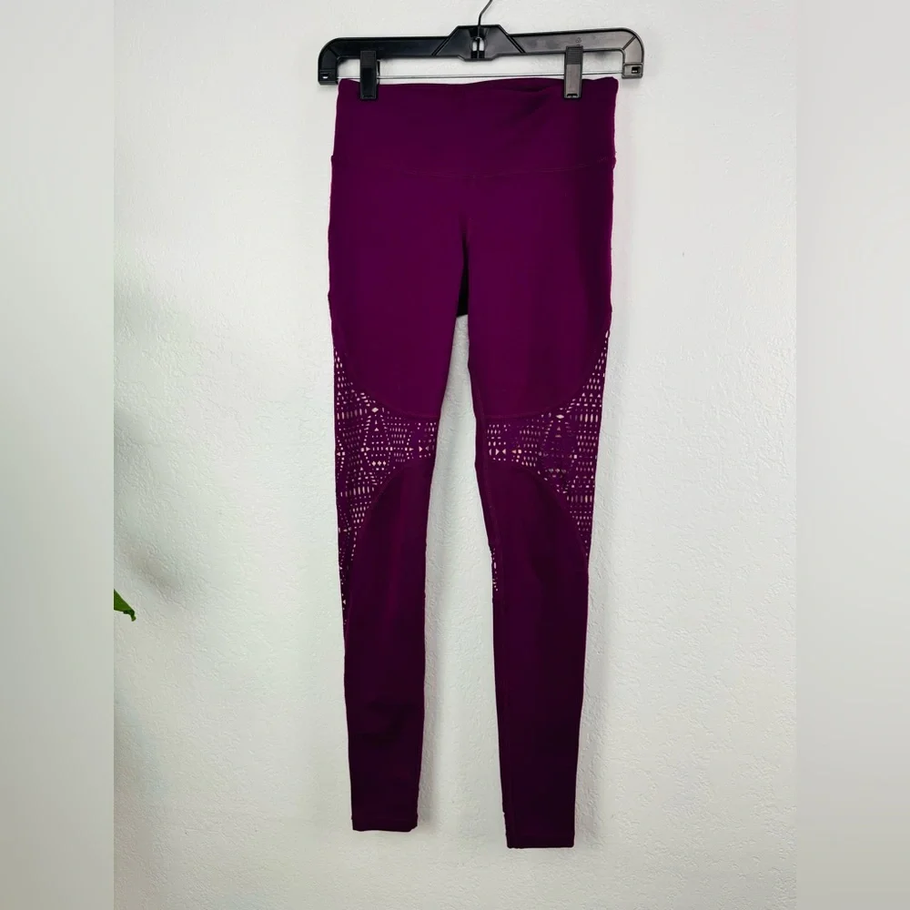 Alo Yoga West Coast Eyelet Laser Cut Stirrup Leggings I Size: XS